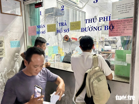 Hầu hết các trung tâm đăng kiểm ở TP.HCM vẫn thu tiền mặt khi khách đến đăng kiểm xe ô tô. Trong ảnh: khách đến đăng kiểm tại Trung tâm đăng kiểm 50-05V, quận Tân Bình, vào chiều 10-5 - Ảnh: T.T.D. Hầu hết các trung tâm đăng kiểm ở TP.HCM vẫn thu tiền mặt khi khách đến đăng kiểm ô tô. Trong ảnh: khách đến thanh toán phí đăng kiểm tại Trung tâm đăng kiểm 50-05V, quận Tân Bình, vào chiều 10-5 - Ảnh: T.T.D.