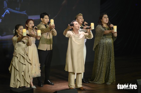 Thành Lộc và Impact Theatre Saigon: Để nước Việt cũng có những vở nhạc kịch nổi tiếng- Ảnh 2. Nghệ sĩ Thành Lộc hòa giọng cùng nhóm ITS trong ca khúc Tôi, một người mù trích từ nhạc kịch Tiên Nga - Ảnh: HỒ LAM