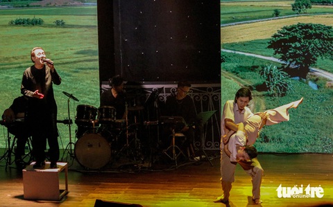 Thành Lộc và Impact Theatre Saigon: Để nước Việt cũng có những vở nhạc kịch nổi tiếng- Ảnh 1. Nghệ sĩ Thành Lộc hát với phần múa minh họa của nhóm vũ công trong chuỗi bài hát Có chàng trai viết lên cây, Đi qua bóng đêm và Ngày em xa quê từ phim Mắt biếc - Ảnh: HỒ LAM