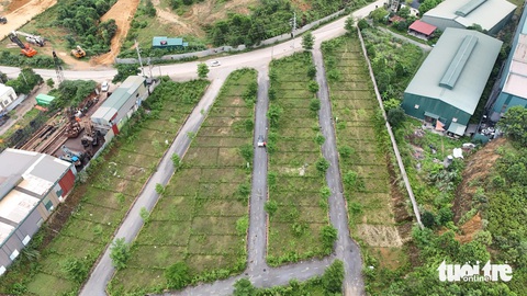 Siết phân lô bán nền, 'dự án ma' còn đất sống?- Ảnh 4. Nhiều chuyên gia cho rằng để phân lô bán nền ồ ạt đã phá nát quy hoạch (ảnh chụp đầu tháng 5-2024, tại xã Tiến Xuân, huyện Thạch Thất) - Ảnh: D.KHANG