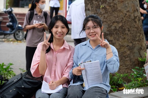 Hơn 11.000 thí sinh thi đánh giá năng lực Trường đại học Sư phạm Hà Nội- Ảnh 2. Nhật Minh và Minh Ánh cùng lựa chọn theo đuổi nghề giáo viên vì được truyền cảm hứng từ mẹ - Ảnh: NGUYÊN BẢO