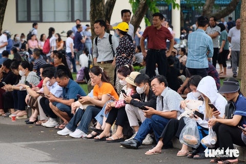 Hơn 11.000 thí sinh thi đánh giá năng lực Trường đại học Sư phạm Hà Nội- Ảnh 11. Phụ huynh, thí sinh chờ đến ca thi tiếp theo - Ảnh: NGUYÊN BẢO