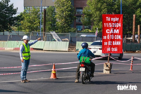 Ngơ ngác khi nút giao An Phú phân luồng lại- Ảnh 1. Có nhiều sự điều chỉnh giao thông từ hôm nay. Việc này để giảm ùn ứ và đảm bảo an toàn giao thông trong thời gian nới rào chắn công trình (thuộc dự án nút giao An Phú) - Ảnh: CHÂU TUẤN