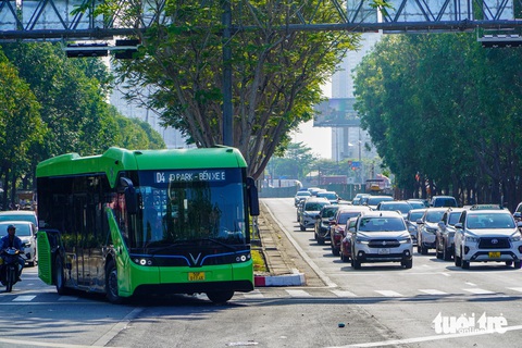 Ngơ ngác khi nút giao An Phú phân luồng lại- Ảnh 10. Buýt điện (tuyến D4) quay đầu tại giao lộ Mai Chí Thọ - D1 thay vì được rẽ trái từ Mai Chí Thọ vào đường Đồng Văn Cống như trước - Ảnh: THU DUNG