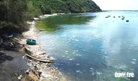 Nhìn từ trên cao, rác thải ngập tràn tại khu vực vịnh Xuân Đài (phường Xuân Thành, thị xã Sông Cầu, tỉnh Phú Yên) - Ảnh: NGUYỄN HOÀNG Rác thải ngập tràn tại khu vực vịnh Xuân Đài gây ô nhiễm nghiêm trọng - Ảnh: NGUYỄN HOÀNG
