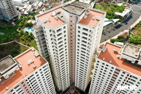 Cảnh hoang tàn, nhếch nhác của hàng loạt căn hộ tái định cư bỏ trống ở TP.HCM- Ảnh 1. Khu tái định cư Bình Khánh nằm trong khu đô thị mới Thủ Thiêm có số lượng căn hộ để trống lớn với 5.300 căn hộ. Cơ sở vật chất ở đây được xây dựng khang trang nhưng chưa có người ở - Ảnh: PHƯƠNG NHI