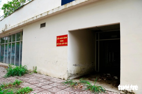 Cảnh hoang tàn, nhếch nhác của hàng loạt căn hộ tái định cư bỏ trống ở TP.HCM- Ảnh 2. Do bỏ trống lâu ngày, khu tái định cư Bình Khánh trước đây được trưng dụng làm nơi cách ly, điều trị COVID-19 - Ảnh: THU THỦY