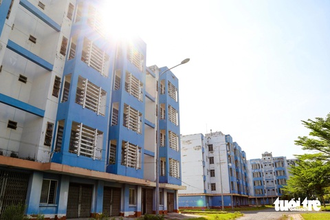 Cảnh hoang tàn, nhếch nhác của hàng loạt căn hộ tái định cư bỏ trống ở TP.HCM- Ảnh 10. Khu tái định cư Vĩnh Lộc B (huyện Bình Chánh) quy mô 30,9ha, đã xây dựng 45 block chung cư, cao 5 tầng, tổng cộng 1.939 căn hộ, 529 nền đất. Nơi đây chính thức đưa vào sử dụng từ năm 2010 nhưng hiện người ở thưa thớt, bao trùm vẫn là cảnh vắng vẻ - Ảnh: THU THỦY