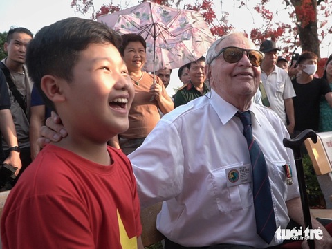 Cậu bé Điện Biên kể chuyện hát 'Hello Vietnam' tặng Bộ trưởng Quân đội Pháp trên đồi A1- Ảnh 2. Ngô Tường Minh trò chuyện với cựu binh Pháp bằng tiếng Anh - Ảnh: PHẠM TUẤN