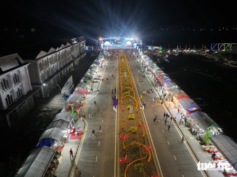 Lăng Cô kỷ niệm 15 năm được bình chọn 'vịnh đẹp nhất thế giới'- Ảnh 8. Tuyến phố đi bộ bên trong đầm Lập An vừa được khai trương - Ảnh: CÔNG TUYỂN