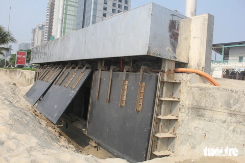 Bị ngập 2 năm liền, Đà Nẵng đề xuất mở cống thoát nước mưa ra sông Cẩm Lệ- Ảnh 2. Một cống thoát nước ra biển Đà Nẵng trên đường Võ Nguyên Giáp - Ảnh: TRƯỜNG TRUNG