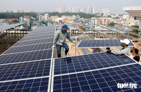 World Bank: Thị trường tín chỉ carbon ở TP.HCM trị giá 790 triệu USD- Ảnh 1. Các dự án năng lượng tái tạo có tiềm năng tạo ra tín chỉ carbon. Trong ảnh: Công nhân lắp đặt điện mặt trời mái nhà tại TP.HCM - Ảnh: NGỌC HIỂN