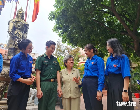Học ngoại ngữ để làm ngoại giao, kết nối thanh niên thế giới vì hòa bình- Ảnh 4. Bà Trương Mỹ Lệ - phó chủ nhiệm Câu lạc bộ Truyền thống Thành Đoàn TP.HCM (giữa) giao lưu cùng các thanh niên tiêu biểu - Ảnh: CÔNG TRIỆU