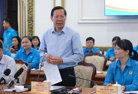 Gặp lãnh đạo TP.HCM, người lao động than thở 'không biết tìm nhà ở xã hội ở đâu'- Ảnh 1. Ông Phan Văn Mãi, chủ tịch UBND TP.HCM, chia sẻ với 50 công nhân, người lao động tại chương trình