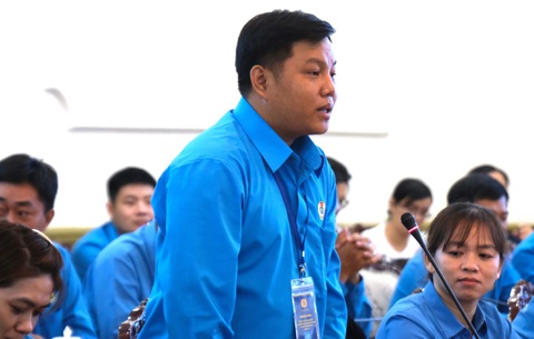 Gặp lãnh đạo TP.HCM, người lao động than thở 'không biết tìm nhà ở xã hội ở đâu'- Ảnh 2. Anh Nguyễn Trần Đăng Minh (Công ty TNHH MTV Dịch vụ công ích quận 10) nói về nguyện vọng được ưu đãi suất mua nhà ở xã hội - Ảnh: VŨ THỦY