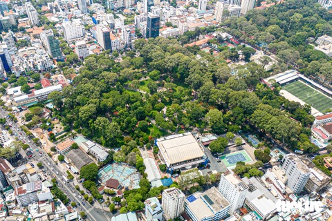 Ngắm những công viên cây xanh rộng lớn, điểm trốn nắng lý tưởng giữa lòng TP.HCM- Ảnh 7. Công viên Tao Đàn trên đường Trương Định (phường Bến Thành, quận 1). Với diện tích hơn 10ha, nơi đây được bao phủ bởi bóng mát của hơn 1.000 cây xanh và không ít trong số đó là cổ thụ