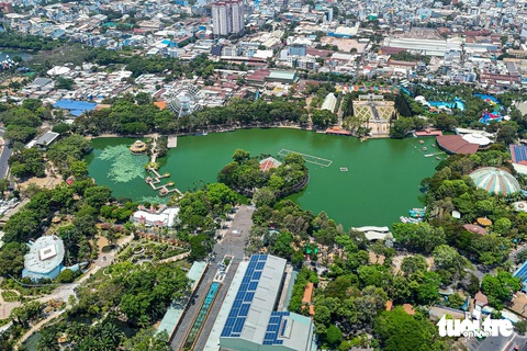 Ngắm những công viên cây xanh rộng lớn, điểm trốn nắng lý tưởng giữa lòng TP.HCM- Ảnh 12. Công viên văn hóa Đầm Sen được thành lập vào năm 1999, thuộc phường 3 (quận 11). Nơi đây có diện tích khoảng 3ha. Ngoài mảng cây xanh rộng lớn và nhiều loài động vật được bảo tồn, công viên còn nổi tiếng với hệ thống công trình vui chơi, giải trí thu hút người dân đến vui chơi, dã ngoại