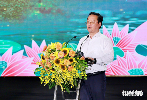Lễ hội Làng Sen 'Quê hương mùa sen nở'- Ảnh 1. Ông Nguyễn Đức Trung - chủ tịch UBND tỉnh Nghệ An - phát biểu tại khai mạc Lễ hội Làng Sen tối 11-5 - Ảnh: DOÃN HÒA
