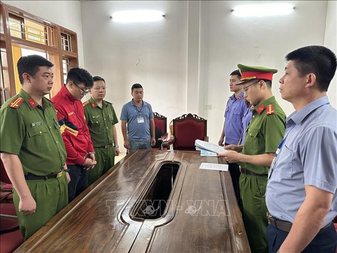 Cơ quan Cảnh sát điều tra, Công an tỉnh Sơn La tổ chức thi hành các quyết định tố tụng đối với Lò Minh Phương (áo đỏ) - Ảnh: TTXVN Cơ quan cảnh sát điều tra, Công an tỉnh Sơn La tổ chức thi hành các quyết định tố tụng đối với Lò Minh Phương (áo đỏ) - Ảnh: TTXVN