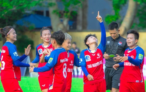 Bích Thùy ghi bàn, CLB Thái Nguyên T&T vẫn thua CLB TP.HCM I- Ảnh 1. Bích Thùy giơ tay ăn mừng bàn thắng cho CLB Thái Nguyên T&T - Ảnh: VFF