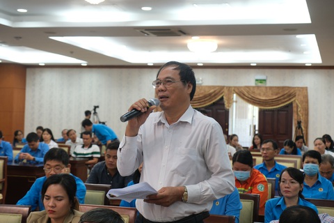 Doanh nghiệp bó tay trước làn sóng rút bảo hiểm xã hội một lần- Ảnh 2. Ông Trần Thanh Sơn - chủ tịch công đoàn Công ty TNHH May Song Ngọc - cho biết nhiều công nhân lâu năm có tay nghề tốt ở công ty muốn nghỉ việc chờ hưởng bảo hiểm xã hội một lần - Ảnh: VŨ THỦY