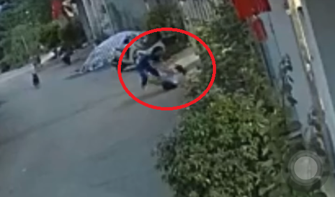Clip bé gái 8 tuổi bị đánh đập dã man: Công an làm việc với cô giáo- Ảnh 1. Hình ảnh được camera an ninh của người dân ghi lại về việc cháu bé bị người phụ nữ đánh đập - Ảnh cắt từ clip