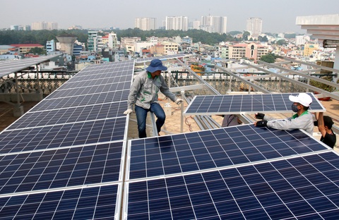 Mỹ hoan nghênh Việt Nam cho mua bán điện trực tiếp- Ảnh 2. Lắp tấm pin năng lượng mặt trời áp mái - Ảnh tư liệu TTO