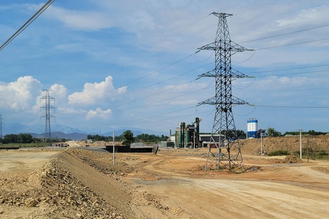 Cao tốc Vân Phong - Nha Trang 'vướng' nhiều trụ điện cao thế, hạ tầng kỹ thuật- Ảnh 1. Cao tốc Vân Phong - Nha Trang vướng nhiều trụ điện cao thế, chưa di dời được - Ảnh: TRẦN HƯỚNG