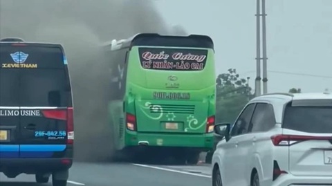 Xe khách bốc cháy trên cao tốc, 10 người thoát nạn- Ảnh 1. Chiếc xe khách bốc cháy trên cao tốc Pháp Vân - Cầu Giẽ - Ảnh: H.Đ.