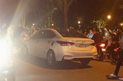 Hà Nội: Hẹn mua xe rồi xin 'lái thử' đến khi bị chặn bắt- Ảnh 1. Người đàn ông lái thử ô tô bị chặn lại ở đường ven hồ Đền Lừ - Ảnh: T.L.