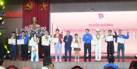 Đồng loạt triển khai 580 công trình làm đẹp Hà Nội- Ảnh 1. Trao thưởng cho các gương mặt trẻ thủ đô tiêu biểu năm 2023 - Ảnh: HÀ THANH