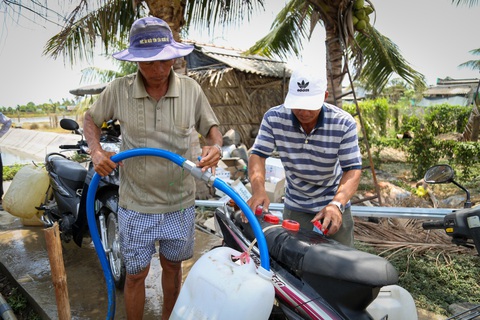 Xâm nhập mặn ở miền Tây giảm nhanh, cuối tháng 5 giảm hẳn- Ảnh 1. Người dân Tiền Giang lấy nước ngọt sử dụng trong cao điểm xâm nhập mặn tháng 4 - Ảnh: PHƯƠNG QUYÊN