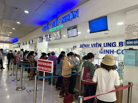 Chi trả bảo hiểm y tế ở TP.HCM lên gần 1.000 tỉ đồng trong 4 tháng- Ảnh 1. Bệnh nhân đăng ký khám chữa bệnh tại Bệnh viện Ung bướu TP.HCM - Ảnh: T.D.