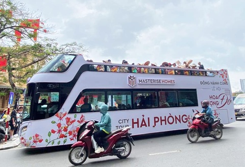 Trải nghiệm khinh khí cầu miễn phí tại festival ở Hải Phòng- Ảnh 4. Người dân trải nghiệm ngắm thành phố Hải Phòng bằng xe buýt 2 tầng phục vụ miễn phí từ ngày 11 đến 12-5 - Ảnh: T.THẮNG
