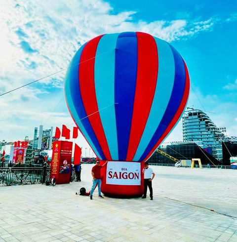 Trải nghiệm khinh khí cầu miễn phí tại festival ở Hải Phòng- Ảnh 3. Từ chiều 11-5, nhiều khí cầu mặt đất được dùng để tạo thêm không khí cho đêm lễ hội Hoa phượng đỏ Hải Phòng 2024, chào mừng 69 năm Ngày Giải phóng Hải Phòng - Ảnh: T.THẮNG