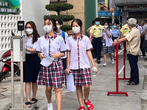 Con dậy ôn thi lúc 3h sáng, cả nhà náo loạn, làm sao giữ sức khỏe cho con?- Ảnh 1. Học sinh đến làm thủ tục thi lớp 10 tại hội đồng thi THPT Bùi Thị Xuân - Ảnh: MỸ DUNG