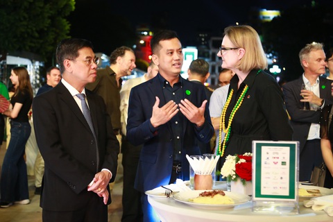 Xếp hàng chờ thưởng thức phở gà Úc tại TP.HCM- Ảnh 3. Ông Nguyễn Văn Dũng (Phó chủ tịch UBND TP.HCM) và bà Sarah Hooper, tổng lãnh sự Úc tại TP.HCM, trao đổi tại lễ khai mạc