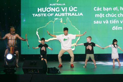 Xếp hàng chờ thưởng thức phở gà Úc tại TP.HCM- Ảnh 4. Nhóm múa Bản địa Tribal Experiences đến từ bang Queensland, Úc giao lưu cùng khán giả