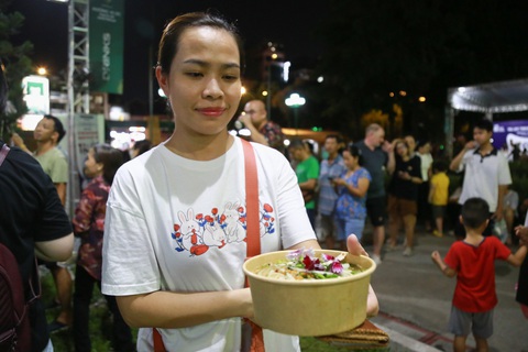 Xếp hàng chờ thưởng thức phở gà Úc tại TP.HCM- Ảnh 2. Sau 15 phút xếp hàng, chị Phương đã có được một suất phở nóng hổi