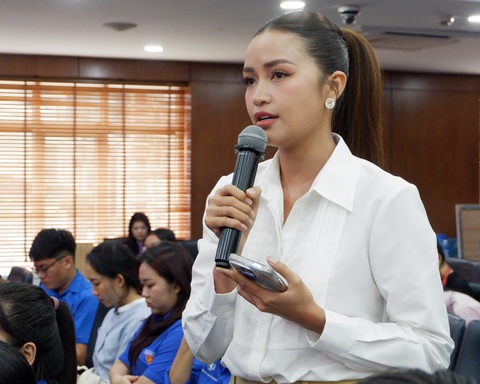 Học ngoại ngữ để làm ngoại giao, kết nối thanh niên thế giới vì hòa bình- Ảnh 1. Hoa hậu Ngọc Châu chia sẻ ý kiến tại diễn đàn Không gian văn hóa Hồ Chí Minh chiều 11-5 - Ảnh: K.ANH