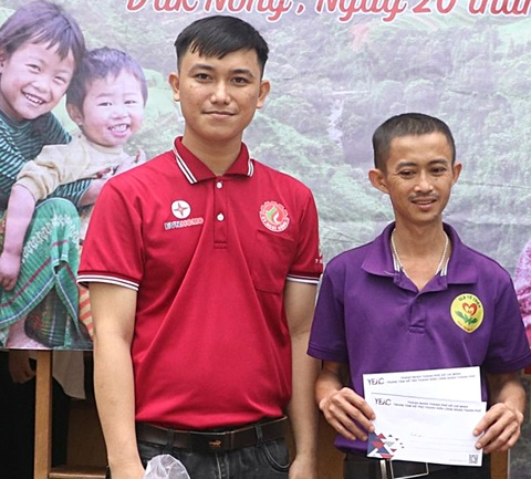 Nguyễn Quốc Huy (trái) trong chuyến tình nguyện đến với bà con vùng sâu vùng xa tại Đắk Lắk - Ảnh: NVCC Nguyễn Quốc Huy (trái) trong chuyến tình nguyện đến với bà con vùng sâu vùng xa tại Đắk Lắk - Ảnh: NVCC