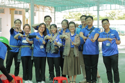 Muốn học Bác một cách tự nhiên nhất- Ảnh 4. Kim Ngân (hàng đầu, thứ ba từ trái sang) được Hội Sinh viên Việt Nam TP.HCM trao bằng khen vì có nhiều thành tích xuất sắc trong chiến dịch Xuân tình nguyện lần thứ 15 - năm 2023