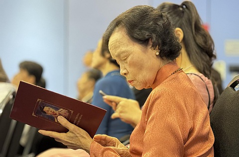 Người thân của liệt sĩ Vũ Duy Hùng đọc nhật ký được trao trả tại buổi lễ - Ảnh: D.LINH Người thân của liệt sĩ Vũ Duy Hùng đọc nhật ký được trao trả tại buổi lễ - Ảnh: D.LINH