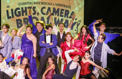 Thành Lộc và Impact Theatre Saigon: Để nước Việt cũng có những vở nhạc kịch nổi tiếng- Ảnh 4. Thành Lộc và nhóm ITS trình diễn tiết mục kết lại đêm diễn Lights on Broadway - Ảnh: HỒ LAM