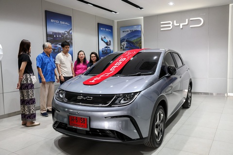 Một gia đình ở Bangkok (Thái Lan) đang xem chiếc xe điện của hãng BYD (Trung Quốc) sản xuất - Ảnh: REUTERS Một gia đình ở Bangkok (Thái Lan) đang xem chiếc xe điện của hãng BYD (Trung Quốc) sản xuất - Ảnh: REUTERS