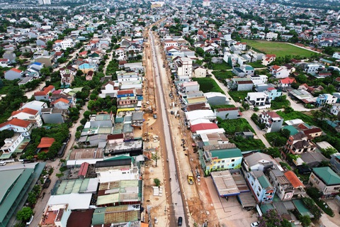 Ngổn ngang dự án mở rộng đường đưa TP Huế hướng về phía biển- Ảnh 1. Dự án mở rộng, chỉnh trang đường Phạm Văn Đồng (TP Huế) hướng về phía biển vẫn đang được thi công ngổn ngang - Ảnh: NHẬT LINH