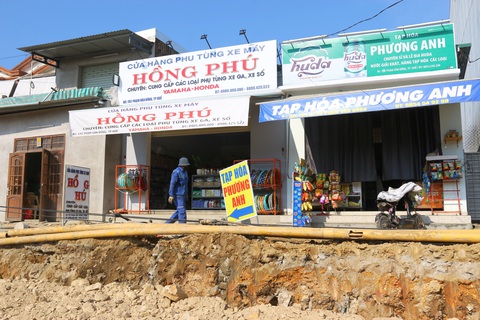 Ngổn ngang dự án mở rộng đường đưa TP Huế hướng về phía biển- Ảnh 4. Dự án mở rộng đường chậm tiến độ gây ảnh hưởng đến việc kinh doanh, buôn bán và đời sống của người dân ở dọc tuyến đường Phạm Văn Đồng - Ảnh: NHẬT LINH