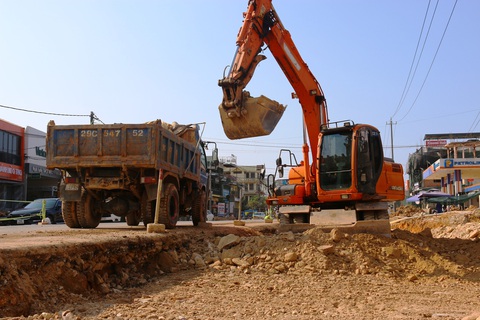 Ngổn ngang dự án mở rộng đường đưa TP Huế hướng về phía biển- Ảnh 3. Xe múc đào đường trên dự án mở rộng đường Phạm Văn Đồng (TP Huế) - Ảnh: NHẬT LINH