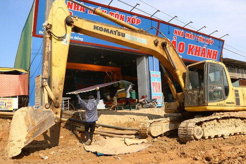 Ngổn ngang dự án mở rộng đường đưa TP Huế hướng về phía biển- Ảnh 2. Một hộ kinh doanh tôn lợp gặp khó khăn khi dự án mở rộng đường đào đất ngay phía trước mặt tiền cửa hàng - Ảnh: NHẬT LINH