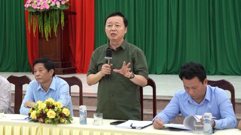 Phó thủ tướng kiểm tra mỏ cát cho dự án giao thông ở miền Tây- Ảnh 1. Phó thủ tướng Trần Hồng Hà lắng nghe ý kiến và mong người dân chia sẻ với các dự án giao thông trọng điểm - Ảnh: T.Q.